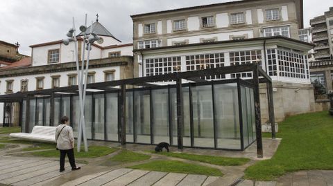 Prgola acristalada construida en los jardines de San Francisco frente al Parador de Turismo, que contina en desuso.