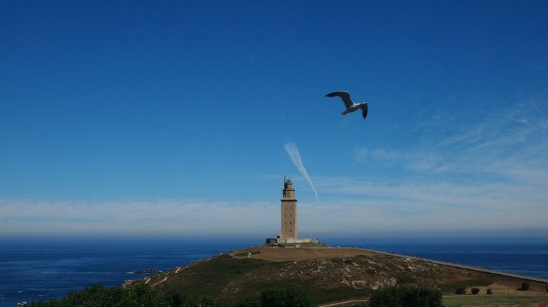 Las vistas desde la ventana. «Lo que veía mi vecino cada día al levantarse, cada noche, era la torre de Hércules», explica esta internauta fascinada por el bimilenario faro