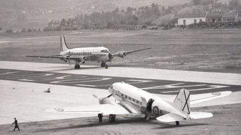 Aviones en Alvedro el da de la inauguracin en mayo de 1963, cinco aos despus de que el Consejo de Ministros autorizase el comienzo de las obras por importe de 44 millones de pesetas (264.445 euros)
