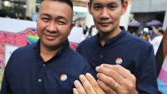 Una pareja homosexual tailandesa muestra sus anillos durante una manifestacin, el pasado diciembre, para reclamar la aprobacin del matrimonio igualitario. 