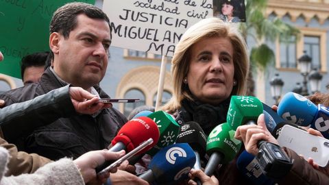 La ministra de Empleo, Ftima Bez, y el presidente del PP andaluz, Juanma Moreno, en la concentracin de Huelva