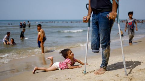 Una nia palestina, el mircoles junto a su padre en la playa de Rafah, en la Franja de Gaza.