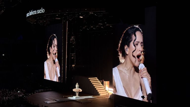Rosalía diviniza Madrid entre tecno, ballet y éxtasis en su primer concierto en España