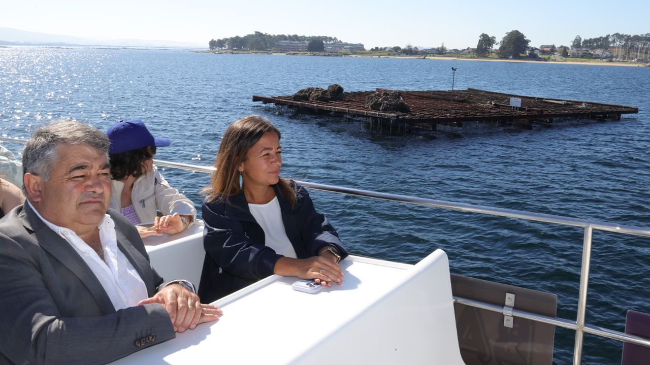 Vertederos.La conselleira do Mar, Marta Villaverde, y el presidente de Creaga, Francisco L�pez, durante la visita