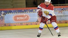 El presidente ruso, Vladmir Putin, juega al hockey sobre hielo, este lunes, en la pista instalada en la plaza Roja de Mosc