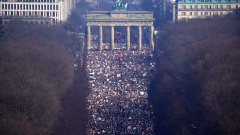 Miles de personas tomaron ayer la puerta de Brandemburgo, en Berln, para mostrar su apoyo al pueblo ucraniano