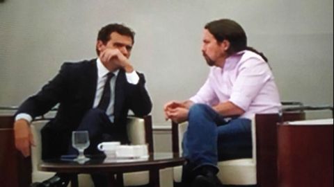 Iglesias y Rivera, en la cafetería del Congreso en una foto difundida por el alcalde de Valladolid, Óscar Puente, en las redes sociales