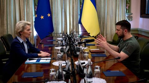 La presidenta de la Comisión Europea, Ursula von der Leyen, y el presidente ucraniano,  Volodímir Zelenski, reunidos en Kiev el pasado 11 de junio. 