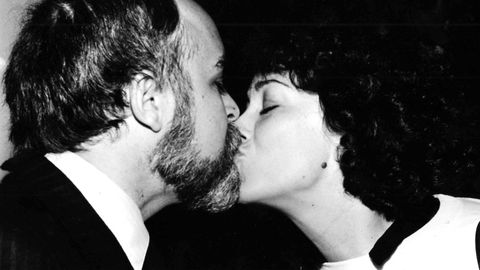 Besando a su mujer, tras su reeleccin como alcalde de Vigo en 1983