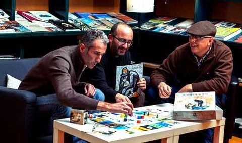 Eduardo Armada, el pintor Ramn Trigo y Miguel Carrera echan una partida al juego que han creado.