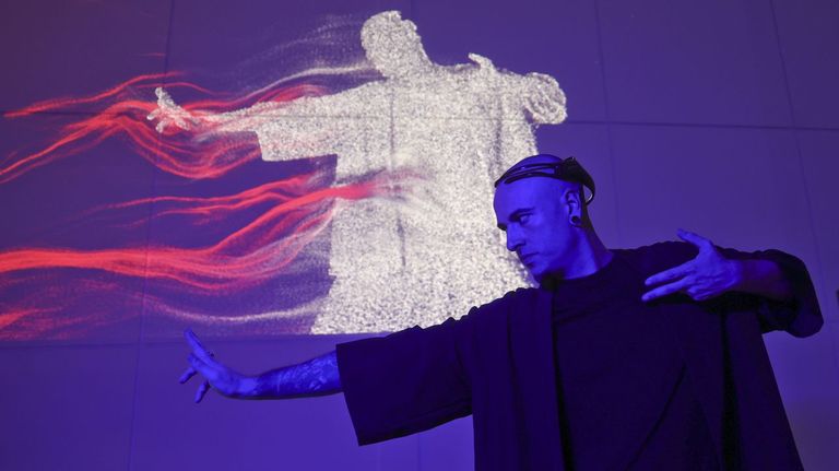 Facer música con ondas cerebrais, o espectáculo pioneiro de Alberto Castaño