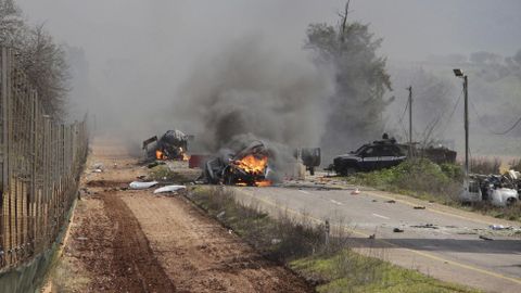 Vehculos ardiendo en el lugar en el que se produjo un ataque de Hizbul contra vehculos militares israeles