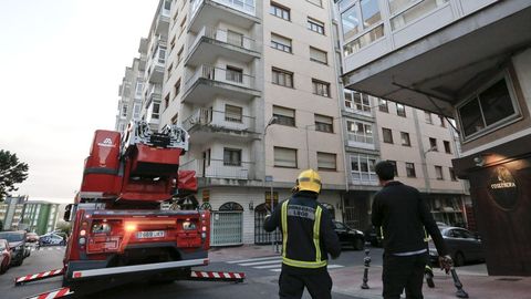 Foto de archivo de una actuacin de los bomberos en un edificio en el centro de Lugo