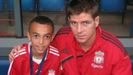 Alexander-Arnold con once aos, junto a Gerrard, en el banquillo de Anfield