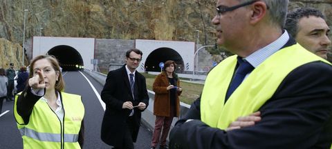 La ministra de Fomento, Ana Pastor (a la izquierda de la imagen) visit ayer las obras del vial de acceso a Langosteira . 
