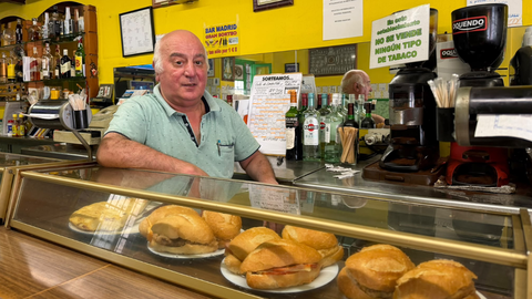 El hostelero Jos� Manuel Rodr�guez lleva 27 a�os detr�s de la barra del Bar Madrid