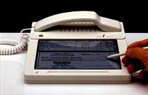 <span lang= es-es >Prototipo y primeras ideas</span>. A la izquierda Purple, un telfono creado por Apple en el 2005 (dos aos antes del iPhone). Arriba, las primeras ideas, telfono con pantalla tctil, aunque todo a un tamao acorde con la poca, 1983.