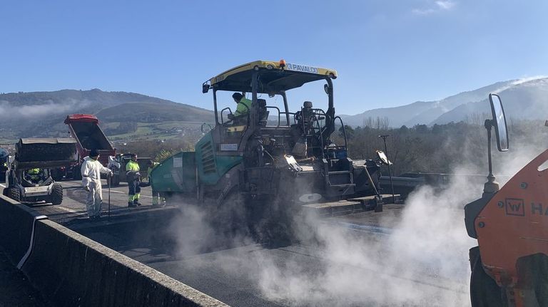 En la reparación del firme que empezó este martes en QuIroga se emplea maquinaria pesada