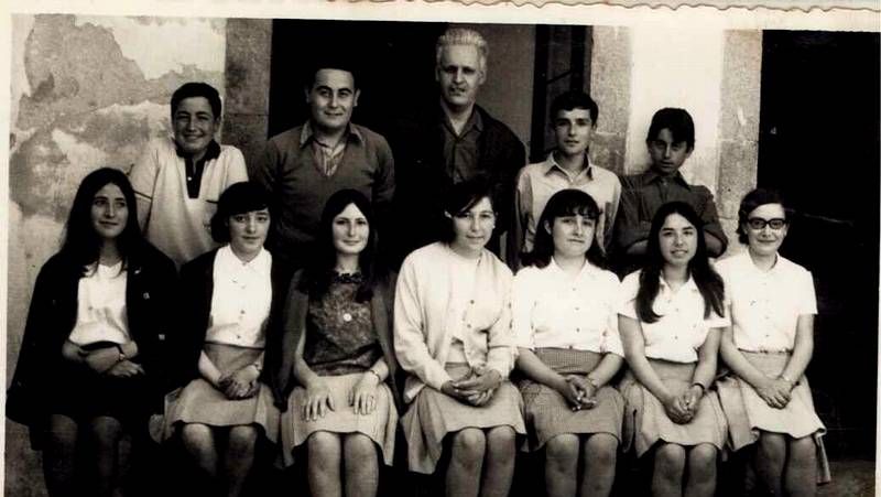 El embajador, Eugenio Mart�nez, segundo por la derecha y el c�nsul, Jos� Antonio Losada, primero por la izquierda, visitaron la casa natal de �ngel Castro en L�ncara.