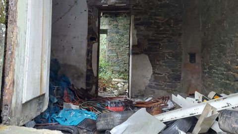 Casa de Peones de la N-547 en Guntín. Entró en la lista roja hace dos meses. Ejemplar de casa ligada a la construcción y mantenimiento de las infraestructuras públicas del siglo XIX. Presenta mayores dimensiones que el resto de casas de peones camineros debido a las dos carreteras nacionales que confluían en ese mismo punto (N-547 y N-540)