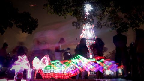 Decenas de personas disfrutan de un espectculo de luces que ilumina el parque de Ibirapuera, el pulmn verde de la ciudad de Sao Paulo, en Brasil