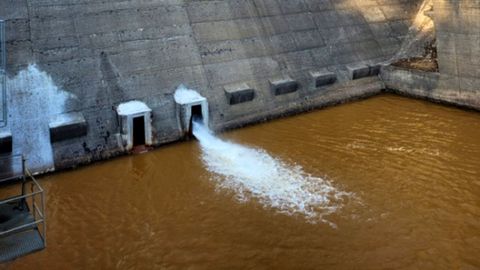 La contaminación por cianobacterias tiñe el agua que sale de la presa de Vilasouto