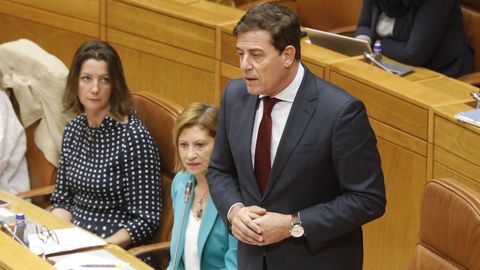 Lara Mndez, Elena Espinosa y Jos Ramn Gmez Besteiro, en el Parlamento gallego.