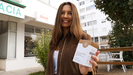 Marta Rivas posa con la caja de Lenzetto obtenida en Portugal.