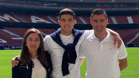Vilán, con sus padres, en el Wanda Metropolitano