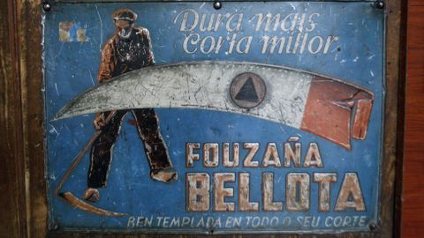 Antigua chapa de publicidad que an se conserva en una ferretera de Monforte