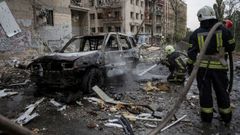 Bomberos ucranianos trabajan tras la explosin de un misil ruso en Kharkiv