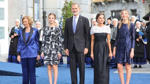 Los Reyes Felipe VI y Doña Letizia acompañada de sus hijas la Princesa Leonor y la Infanta Sofía, junto a la Reina Doña Sofía en los Premios Princesa de Asturias 2022
