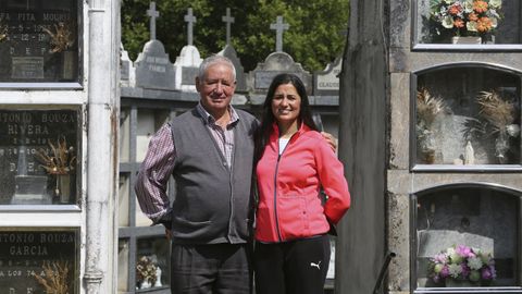 Alicia, con su padre, José Manuel, que fue sepulturero durante 34 años.