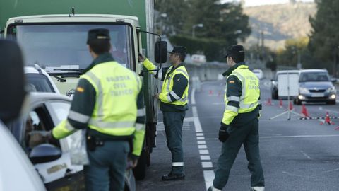 Control de alcoholemia realizado por agentes de la Guardia Civil de Tráfico en Ourense