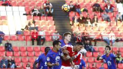 Mossa Linares Real Oviedo Nastic Horizontal.Linares y Mossa pugnan por un bal�n con Maikel Mesa