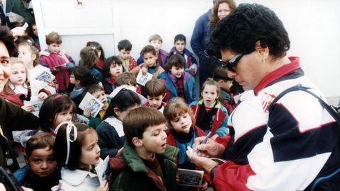 Firmando autógrafos durante su época en el Sevilla, en los 90