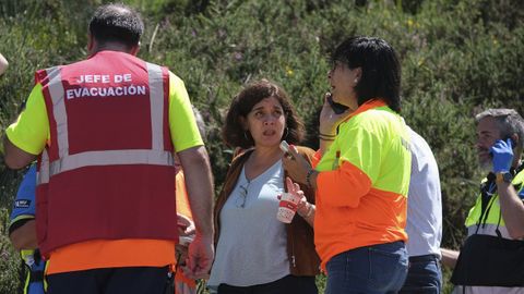 La consejera de Salud del Principado de Asturias, Concepcin Saavedra (c), asiste este lunes al lugar en el que se produjo el accidente de un autobs en la subida a los Lagos de Covadonga
