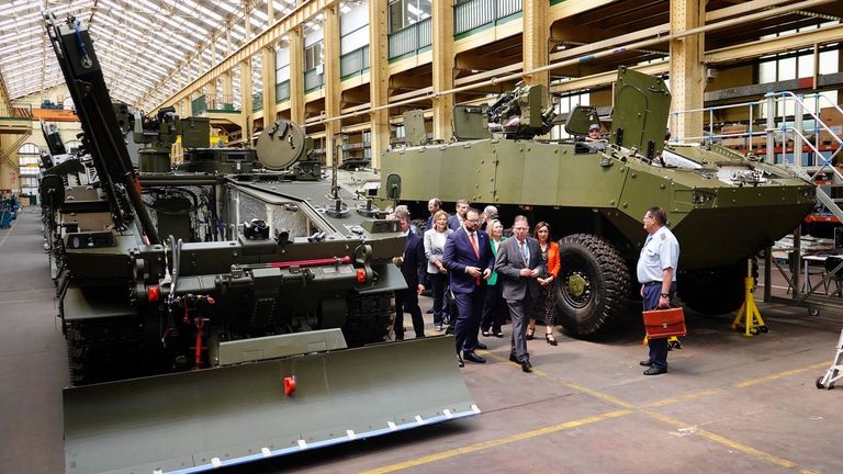 La ministra de Defensa, Margarita Robles, y el presidente del Principado en funciones, Adrián Barbón, durante una visita a la fábrica de Santa Bárbara Sistemas en Trubia