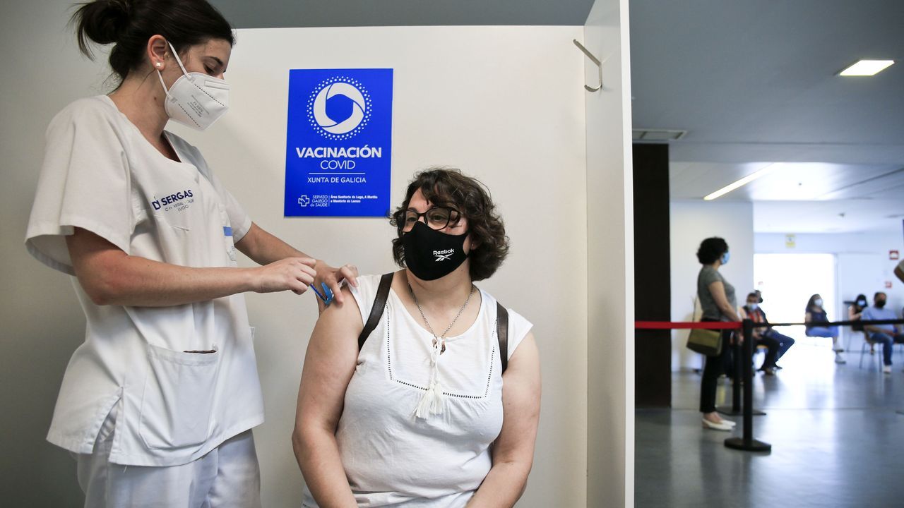 Las empresas de gas y electricidad trabajan para restablecer el servicio despu�s del incendio de una vivienda en pleno centro de Vilalba.Contin�an las vacunaciones masivas en el HULA