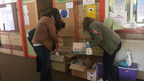 Varias docentes del IES Monte Naranco, abriendo las cajas con materiales de proteccin