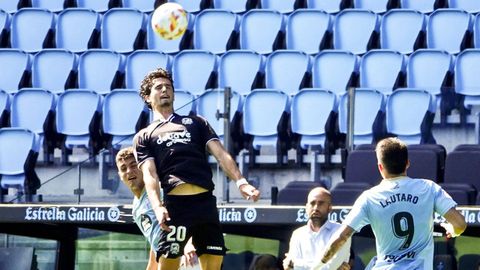 Cubero al salto en una acci�n del choque entre el Celta B y el Fuenlabrada el pasado curso en Primera Federaci�n.