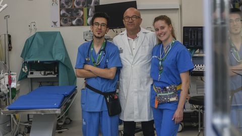 De izquierda a derecha: Manuel Ramón Díaz (VIR), Antonio Cantalapiedra (director veterinario del hospital Rof Codina de Lugo) y Eva Daviña (VIR)