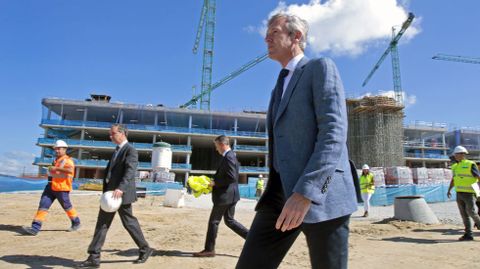 el presidente de la Xunta Alfonso Rueda visita las obras del hospital Gran Montecelo