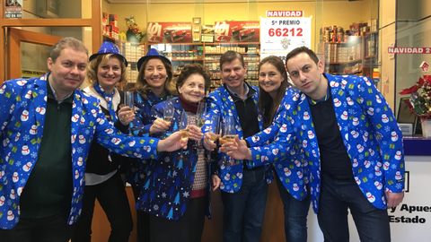 La administraci�n de loter�a de la calle Jovellanos celebra los cuatro d�cimos de dos quintos premios que ha vendido