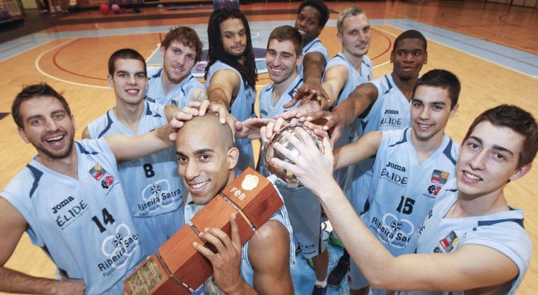 Dani López posa con la Copa Príncipe ganada en 2008 en Zaragoza, rodeado por sus compañeros de equipo.