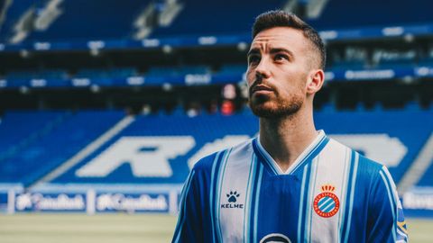 Edu Expsito posa como nuevo futbolista del Espanyol