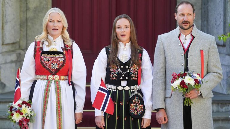 Mette-Marit, la princesa Ingrid Alexandra y el príncipe Haakon de Noruega, conmemorando el día de la Constitución