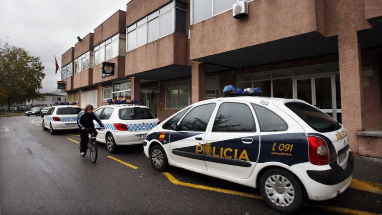 La Policía Local de Redondela informa de una pareja manteniendo relaciones sexuales en un coche en el aparcamiento de un supermercado