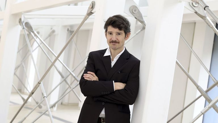 Cristóbal Cobo: «Con los niños se podría empezar por hablarles de la inteligencia artificial sin dejarles utilizarla»