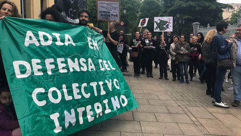 Directivos de la asociacin ADIA, en la concentracin de interinos docentes celebrada en Oviedo
